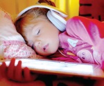 Luz, televisores y tablets no permiten descansar a menores