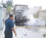 Localizan camión robado envuelto en enormes llamas