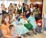 Llevan alegría a niños enfermos de clínica 15 del IMSS