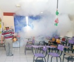 Fumigan escuelas para proteger a alumnos de varias enfermedades