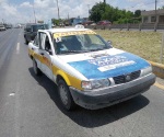 Taxista y pasajera heridos en un crispante accidente