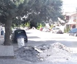 Dejan escombros en vía pública; obstruyen paso