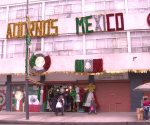 Banderas, rehiletes, escarcha, y mucho amor para adornar México