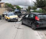 Choque de taxi contra vehículo deja 2 lesionados