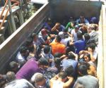 Rescatan 124 migrantes hacinados en camiones