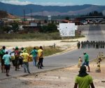 Chocan manifestantes contra militares en puente Simón Bolívar