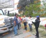 Libran la muerte tras volcar camioneta frente a cuartel de Reynosa