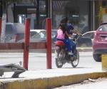 Arriesgan a menores sin casco en motocicletas
