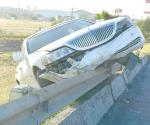 Abandonan automóvil embancado sobre talud de puente