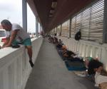 Duermen migrantes en accesos al puente