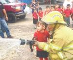 Visitan alumnos  a los bomberos