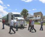 Saquean 3 camiones con fertilizante en Chilapa