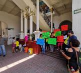 Protestan comerciantes en presidencia por anuncio de desalojo