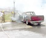 Arde camioneta en el Hospital Materno Infantil
