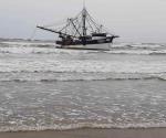 Barco camaronero queda varado en playa Bagdad