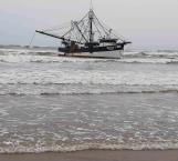 Barco camaronero queda varado en playa Bagdad
