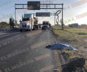 Hallan hombre muerto a la orilla de la carretera