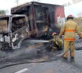 Se incendia camión que transportaba leche