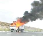 Abandonan camión en llamas