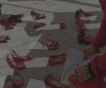Ponen zapatos rojos en explanada de presidencia en protesta por feminicidios