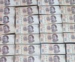 Devuelve 150 billetes de 500 pesos que le lanzó cajero automático