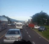 Bloquean y colapsan carreteras en Guerrero