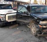 Impacta camión blindado a una camioneta; una mujer resulta lesionada