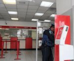 Cajera de sucursal de un banco en Veracruz, no es complice de delincuentes: Santander