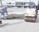 Rescatan pavimento en colonias