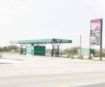 Comando secuestra a 2 empleados  de gasolinera