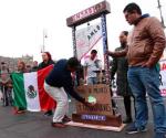 Amenazan con bloquear el aeropuerto internacional de la Ciudad de México trabajadores del Seguro Popular