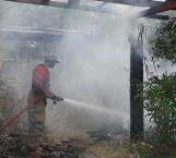 Prenden tianguis El Riel, bomberos evitan se extienda fuego