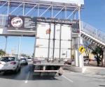 Violan camiones de carga Reglamento de Tránsito