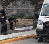 Queda tirado en plaza pública el cadáver de un hombre