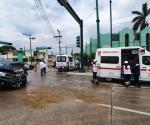 Colisionan ambulancia y dos camionetas en Tampico; 3 lesionados