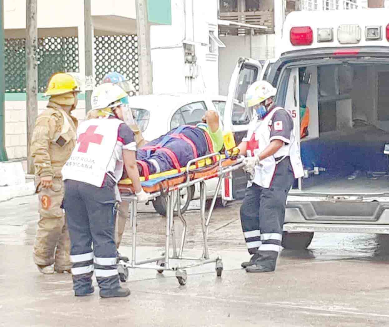 Causa ambulancia un fuerte choque