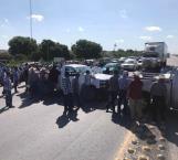 Siguen bloqueos carreteros en protesta de agricultores