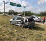 Invade carril y provoca accidente carretero