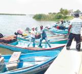 Recurren pescadores al trueque, ante crisis
