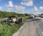 Invade carril al tronarse una llanta; termina incendiado al impactar contra camión de carga