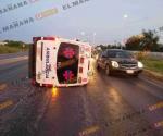 Vuelca ambulancia en carretera a Río Bravo