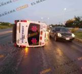 Vuelca ambulancia en carretera a Río Bravo