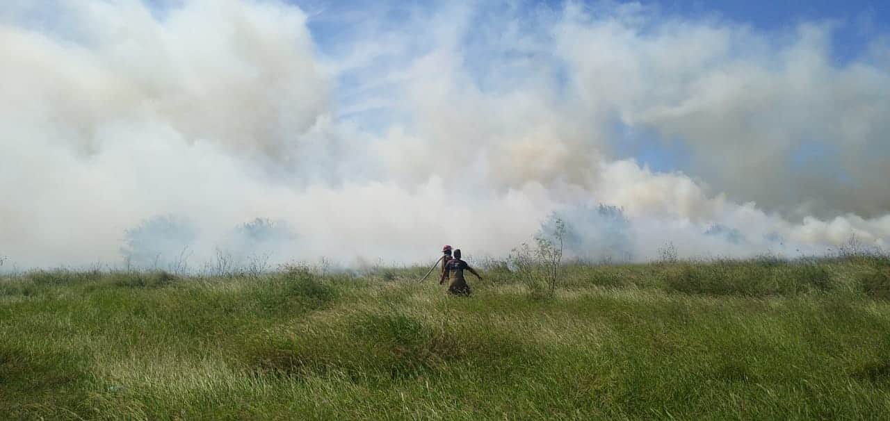 Elementos de Bomberos, tuvieron dificultades para ingresar al núcleo del fuego, por suelo reblandecido. (Foto: José Medina)