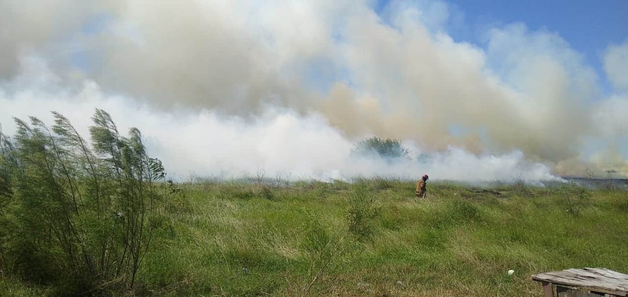 Vientos del norte que desecaron maleza y pastizales, más quemas de basura, desencadenaron incendio que duró hora. (Foto: José Medina)