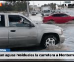 Inundan aguas residuales la carretera a Monterrey