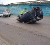 Cae auto de puente a desnivel a vialidad lateral