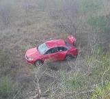 Familia lesionada al volcar auto en que viajaban