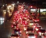 Caótico tráfico vehicular en bulevar Hidalgo