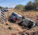 Abandonan camioneta tras volcar en carretera a Monterrey