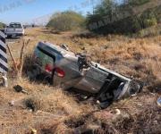 Abandonan camioneta tras volcar en la carretera a Monterrey